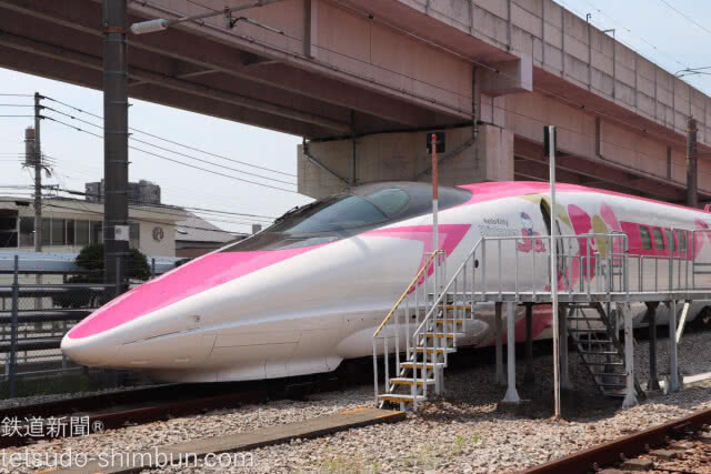 น่ารักคิกขุ!! ญี่ปุ่นเปิดให้บริการ รถไฟหัวกระสุน Hello Kitty