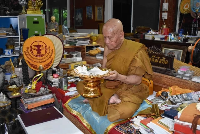 วงการวัตถุมงคลฮือฮา!! หลวงปู่หนูอินทร์เสก เหรียญเม็ดฟักทอง "ยันต์หมวกเหล็ก" รุ่นแรก