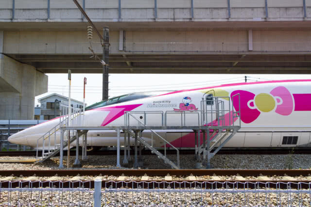น่ารักคิกขุ!! ญี่ปุ่นเปิดให้บริการ รถไฟหัวกระสุน Hello Kitty