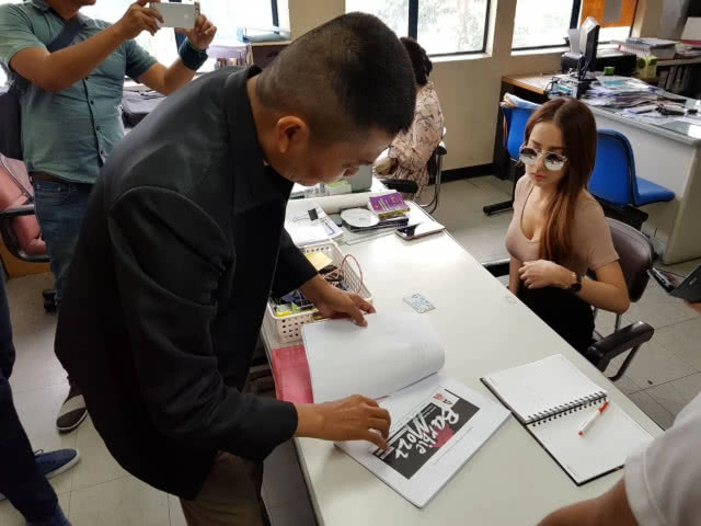 มอบตัวแล้ว!! พริ้ตตี้สาว "แมมมอส" หลังรับงานโปรโมทเว็บพนันบอล