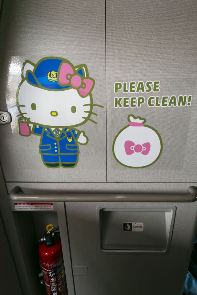น่ารักคิกขุ!! ญี่ปุ่นเปิดให้บริการ รถไฟหัวกระสุน Hello Kitty