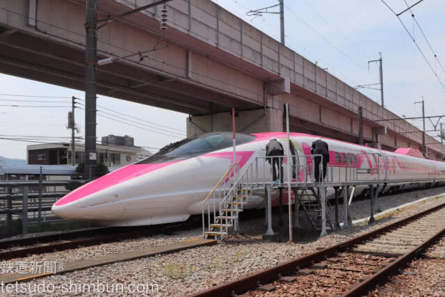 น่ารักคิกขุ!! ญี่ปุ่นเปิดให้บริการ รถไฟหัวกระสุน Hello Kitty