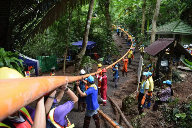 (คลิป) ปรับเส้นทางสัญจร! กองอำนวยการ-ทางเข้าถ้ำหลวง เพื่อการทำงานที่ง่ายขึ้น
