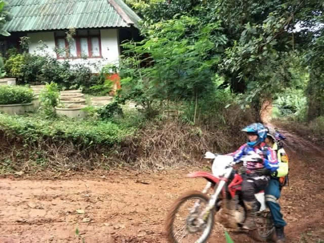 อีกหนึ่งน้ำใจคนไทย!!! "เชียงรายเอ็นดูโร่" ขี่รถวิบากช่วยลำเลียงจนท.- สิ่งของขึ้นปล่องสำรวจดอยผาฮี้