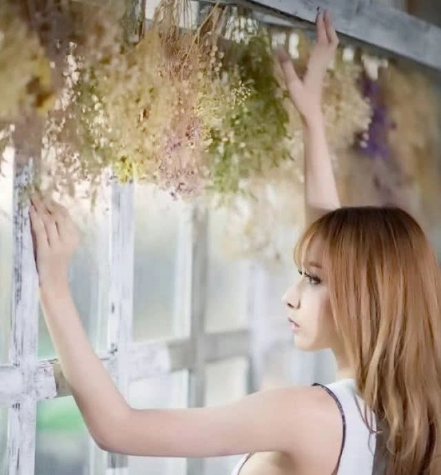 พริ้ตตี้สาว "แมมมอส" เข้าพบตำรวจตามหมายเรียก หลังรับงานโปรโมทเว็บพนันบอล (ชมคลิป)