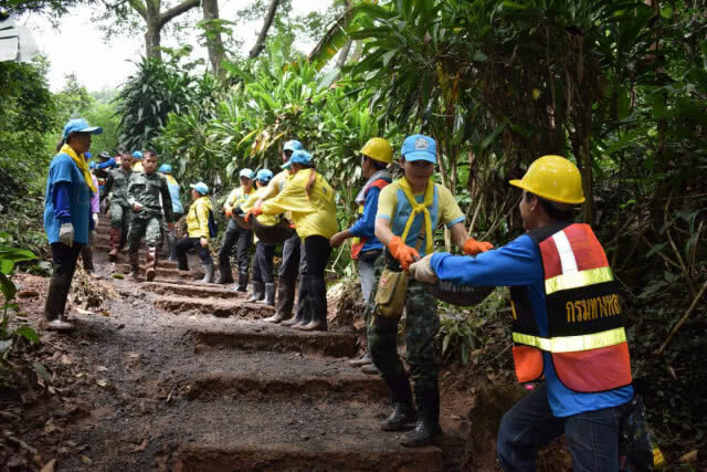 บูรณาการปรับเส้นทางสัญจรกองอำนวยการ-ทางเข้าถ้ำหลวง