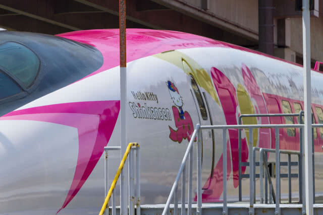 น่ารักคิกขุ!! ญี่ปุ่นเปิดให้บริการ รถไฟหัวกระสุน Hello Kitty