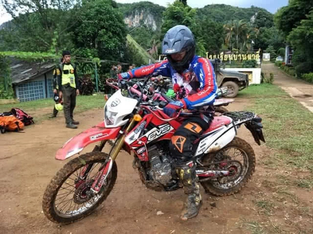 อีกหนึ่งน้ำใจคนไทย!!! "เชียงรายเอ็นดูโร่" ขี่รถวิบากช่วยลำเลียงจนท.- สิ่งของขึ้นปล่องสำรวจดอยผาฮี้