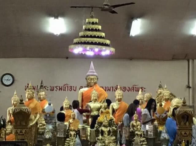 ชาวแปดริ้ว อธิษฐานจิตขอพรพ่อโสธรส่งแรงใจถึง 13 หมูป่าติดถ้ำ