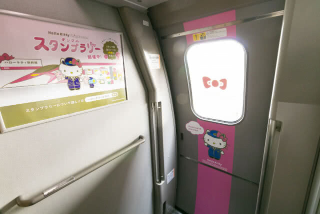 น่ารักคิกขุ!! ญี่ปุ่นเปิดให้บริการ รถไฟหัวกระสุน Hello Kitty