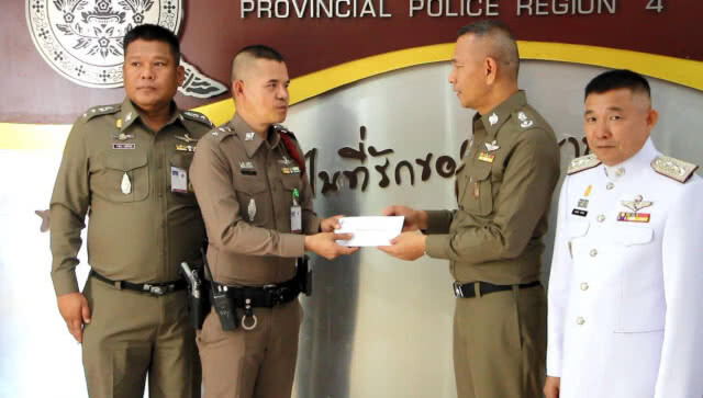 "ผบช.ภาค4" มอบรางวัล "รองสารวัตร" ใจเด็ด! ปีนตึก 5 ชั้นช่วยหญิงท้องแก่(มีคลิป)