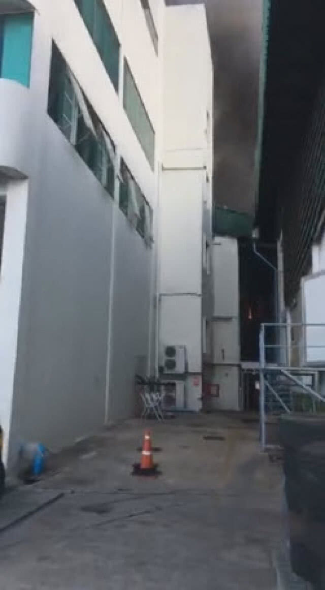 (คลิปไลฟ์สด) ไฟไหม้โรงงานไทยรอแยลฟรอเซนฟู๊ด คาดเสียหายไม่ต่ำกว่า 200 ล้าน