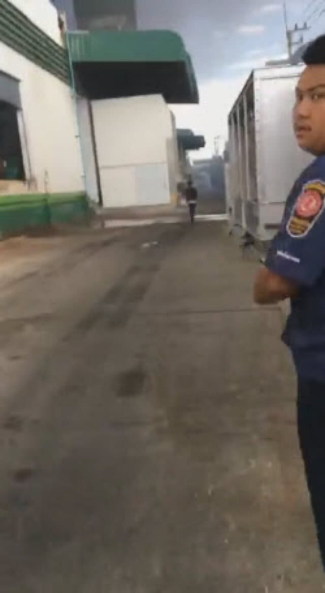 (คลิปไลฟ์สด) ไฟไหม้โรงงานไทยรอแยลฟรอเซนฟู๊ด คาดเสียหายไม่ต่ำกว่า 200 ล้าน
