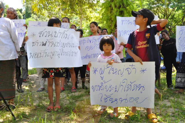 ชาวท่าชนะ กว่า 100 คน ขับไล่ ผญบ.ทุจริตเงินหลวง(มีคลิป)