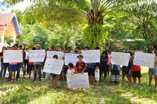 ชาวท่าชนะ กว่า 100 คน ขับไล่ ผญบ.ทุจริตเงินหลวง(มีคลิป)