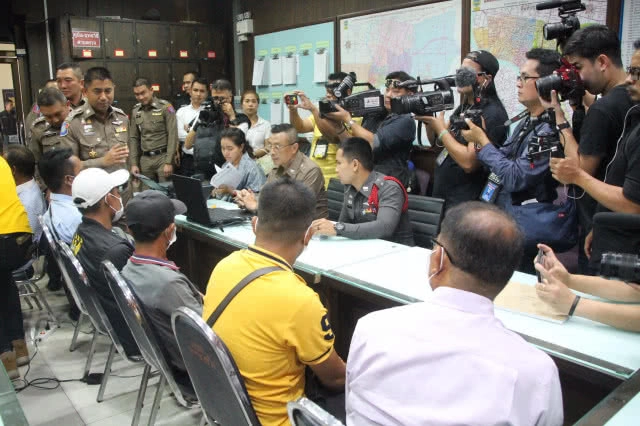 ตำรวจรวบแก็งไซด์แขก ตระเวนหลอกต่างชาติ โขกราคาตามร้านเครื่องประดับ(มีคลิป)