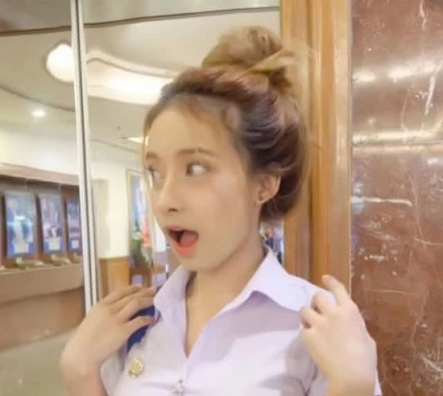 พริ้ตตี้สาว "แมมมอส" เข้าพบตำรวจตามหมายเรียก หลังรับงานโปรโมทเว็บพนันบอล (ชมคลิป)