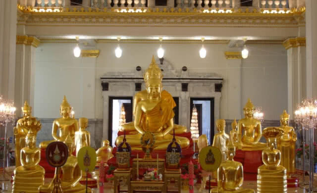 ชาวแปดริ้ว อธิษฐานจิตขอพรพ่อโสธรส่งแรงใจถึง 13 หมูป่าติดถ้ำ