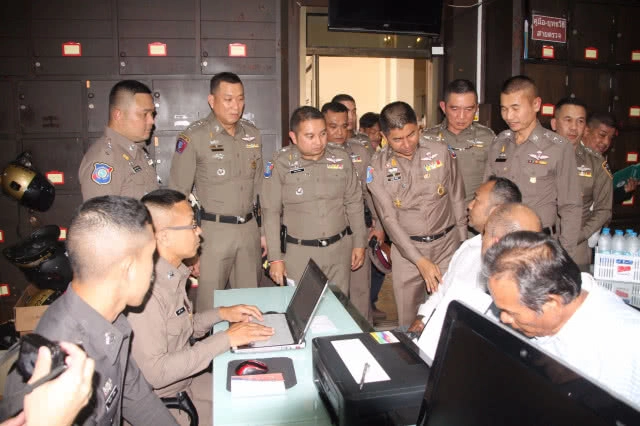 ตำรวจรวบแก็งไซด์แขก ตระเวนหลอกต่างชาติ โขกราคาตามร้านเครื่องประดับ(มีคลิป)