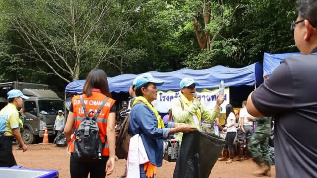 "หน่วยซีล" ขอ "ขวดน้ำพลาสติกเปล่า" นำไปทำทุ่นลอย