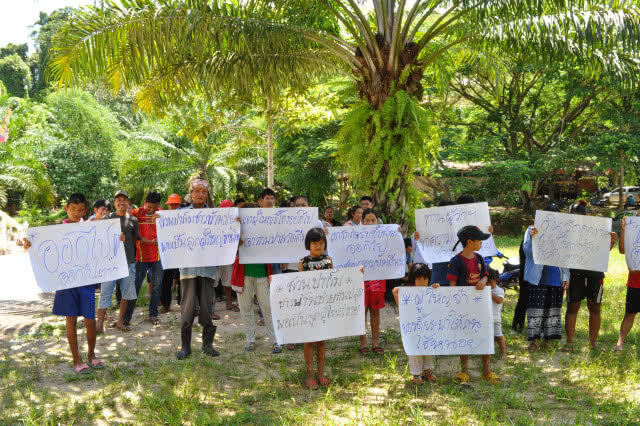 ชาวท่าชนะ กว่า 100 คน ขับไล่ ผญบ.ทุจริตเงินหลวง(มีคลิป)