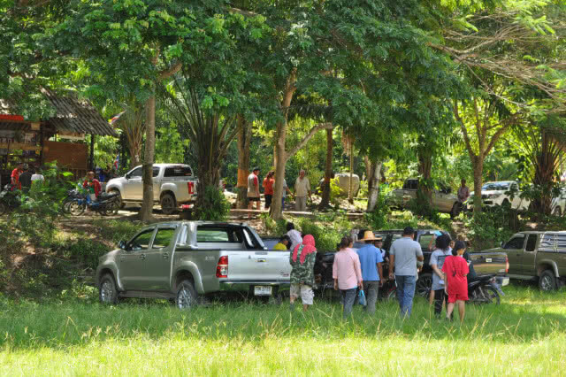 ชาวท่าชนะ กว่า 100 คน ขับไล่ ผญบ.ทุจริตเงินหลวง(มีคลิป)