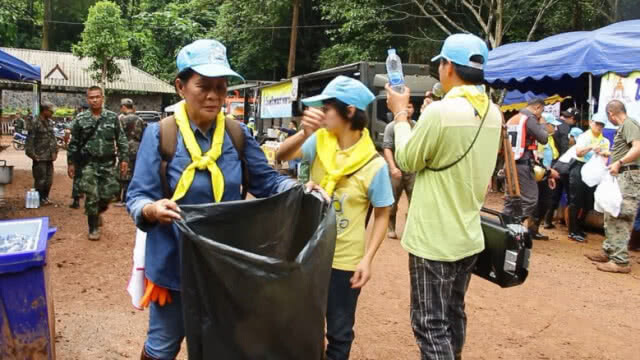 "หน่วยซีล" ขอ "ขวดน้ำพลาสติกเปล่า" นำไปทำทุ่นลอย