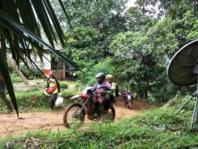 อีกหนึ่งน้ำใจคนไทย!!! "เชียงรายเอ็นดูโร่" ขี่รถวิบากช่วยลำเลียงจนท.- สิ่งของขึ้นปล่องสำรวจดอยผาฮี้