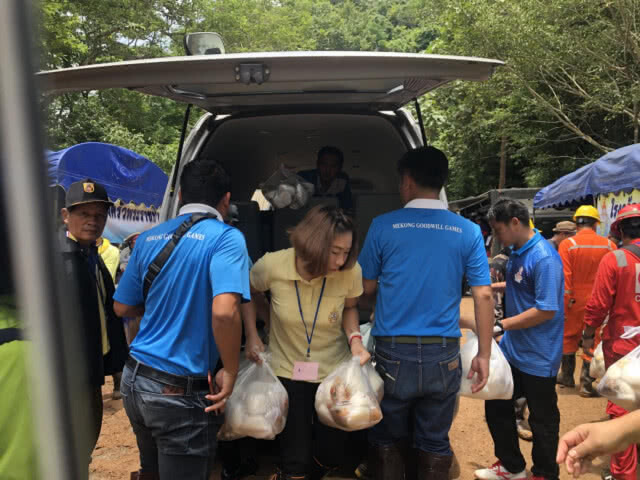 จพล.ร่วมแรงร่วมใจดูแลสุขอนามัยให้ จนท.ช่วยเหลือ 13 ชีวิตติดถ้ำหลวง