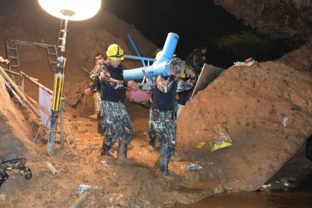 (คลิป) ปรับเส้นทางสัญจร! กองอำนวยการ-ทางเข้าถ้ำหลวง เพื่อการทำงานที่ง่ายขึ้น