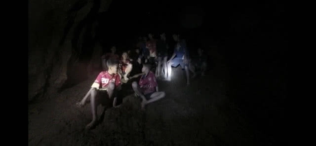 เผย(คลิป)แรกหลังพบ 13 ชีวิตติดถ้ำหลวง