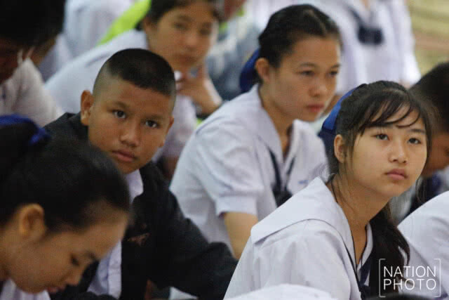 "เพื่อนหมูป่า" ร้องเพลง "กำลังใจในความมืด"