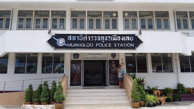 เร่งติดตาม 4 โจ๋รุมทำร้ายสาวทอมกลางเมืองเลย