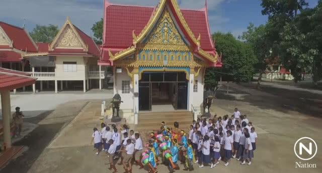 แห่กลองยาวรอบหลวงพ่ออ่ำ แก้บนหลังพบ 13 หมูป่า