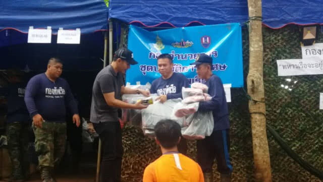 "อ๋อม อรรคพันธ์" นำรองเท้าบูธ-ถ่านไฟฉายมอบหน่วยซีล (มีคลิป)