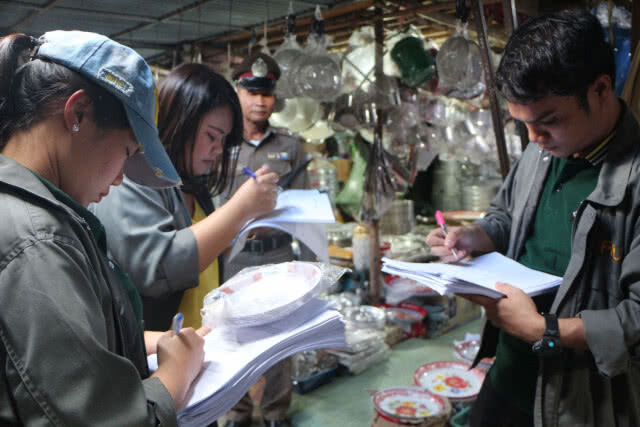 สคบ.ลุยตลาดช่องจอม ตรวจสินค้าอันตรายวางขายเกลื่อน