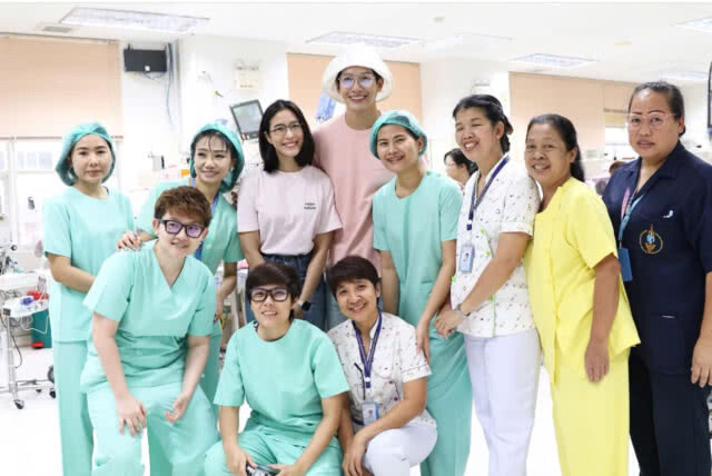 ดาราคู่บุญ! "พุฒ-จุ๋ย" บริจาคเครื่องปั้มหัวใจ ร.พ.เด็ก กรุงเทพฯ