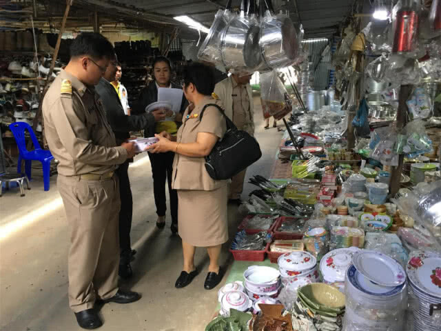 สคบ.ลุยตลาดช่องจอม ตรวจสินค้าอันตรายวางขายเกลื่อน