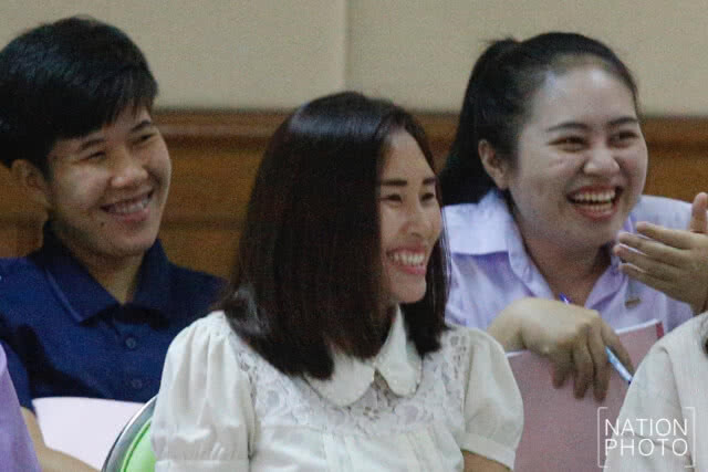 "เพื่อนหมูป่า" ร้องเพลง "กำลังใจในความมืด"