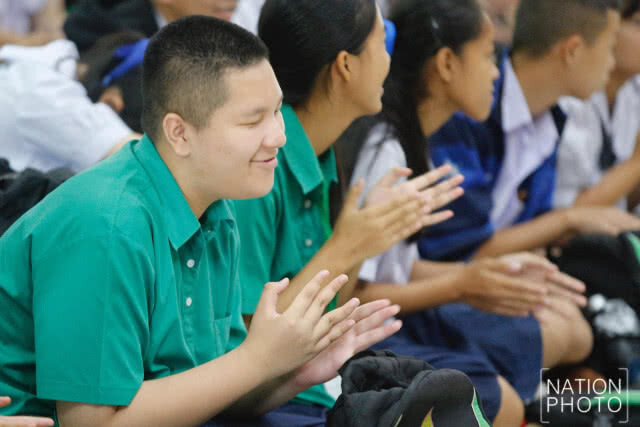 "เพื่อนหมูป่า" ร้องเพลง "กำลังใจในความมืด"