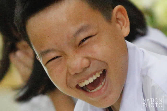 "เพื่อนหมูป่า" ร้องเพลง "กำลังใจในความมืด"