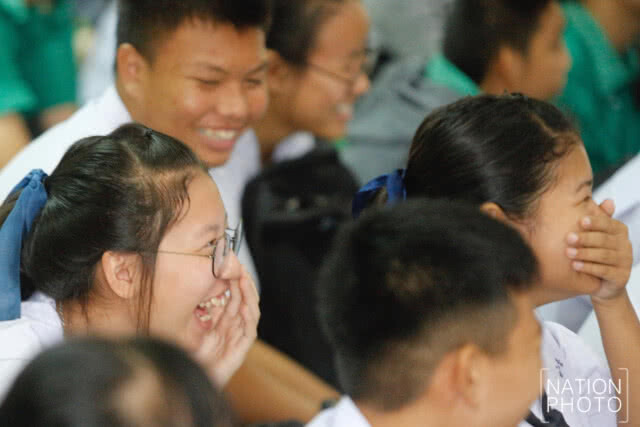 "เพื่อนหมูป่า" ร้องเพลง "กำลังใจในความมืด"