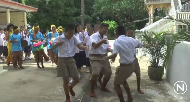 แห่กลองยาวรอบหลวงพ่ออ่ำ แก้บนหลังพบ 13 หมูป่า