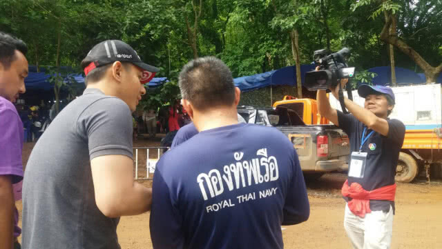 "อ๋อม อรรคพันธ์" นำรองเท้าบูธ-ถ่านไฟฉายมอบหน่วยซีล (มีคลิป)