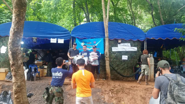 "อ๋อม อรรคพันธ์" นำรองเท้าบูธ-ถ่านไฟฉายมอบหน่วยซีล (มีคลิป)