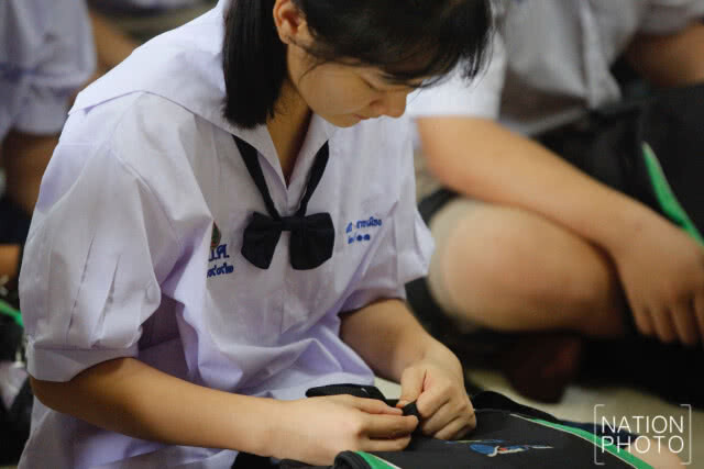 "เพื่อนหมูป่า" ร้องเพลง "กำลังใจในความมืด"