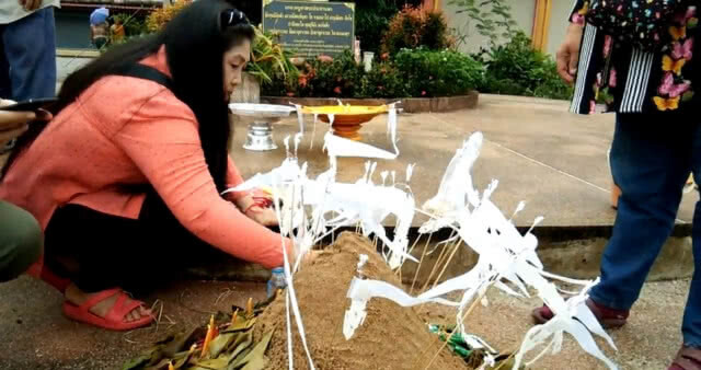 ป้า 'โค้ชเอก' ทำพิธีตามความเชื่อของทางสิบสองปันนา หวังให้ทุกคนปลอดภัย
