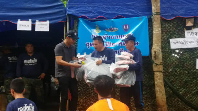 "อ๋อม อรรคพันธ์" นำรองเท้าบูธ-ถ่านไฟฉายมอบหน่วยซีล (มีคลิป)