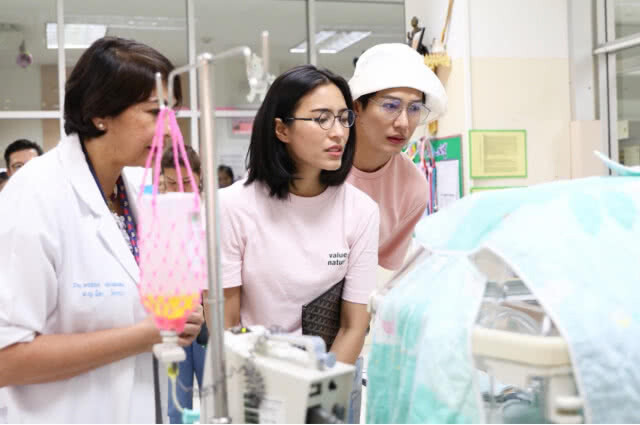 ดาราคู่บุญ! "พุฒ-จุ๋ย" บริจาคเครื่องปั้มหัวใจ ร.พ.เด็ก กรุงเทพฯ
