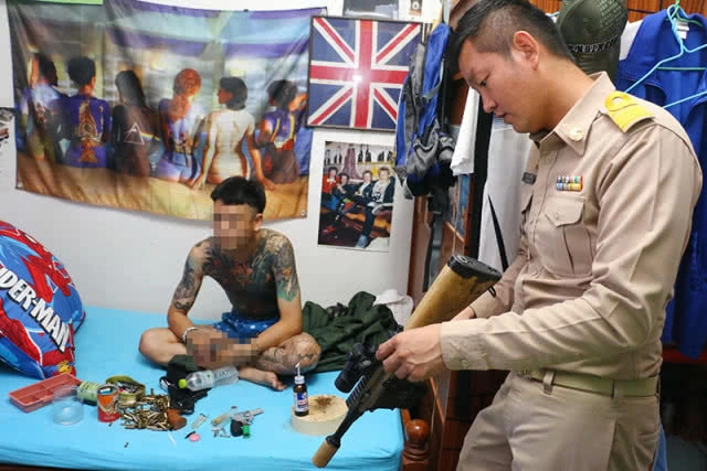 ฝ่ายปกครองสัตหีบ บุกรวบ "เขต ลายพ้อย" พกปืนเถื่อนเสพกัญชาคารัง